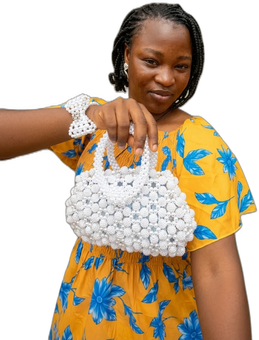 L'artisane et son sac en perles